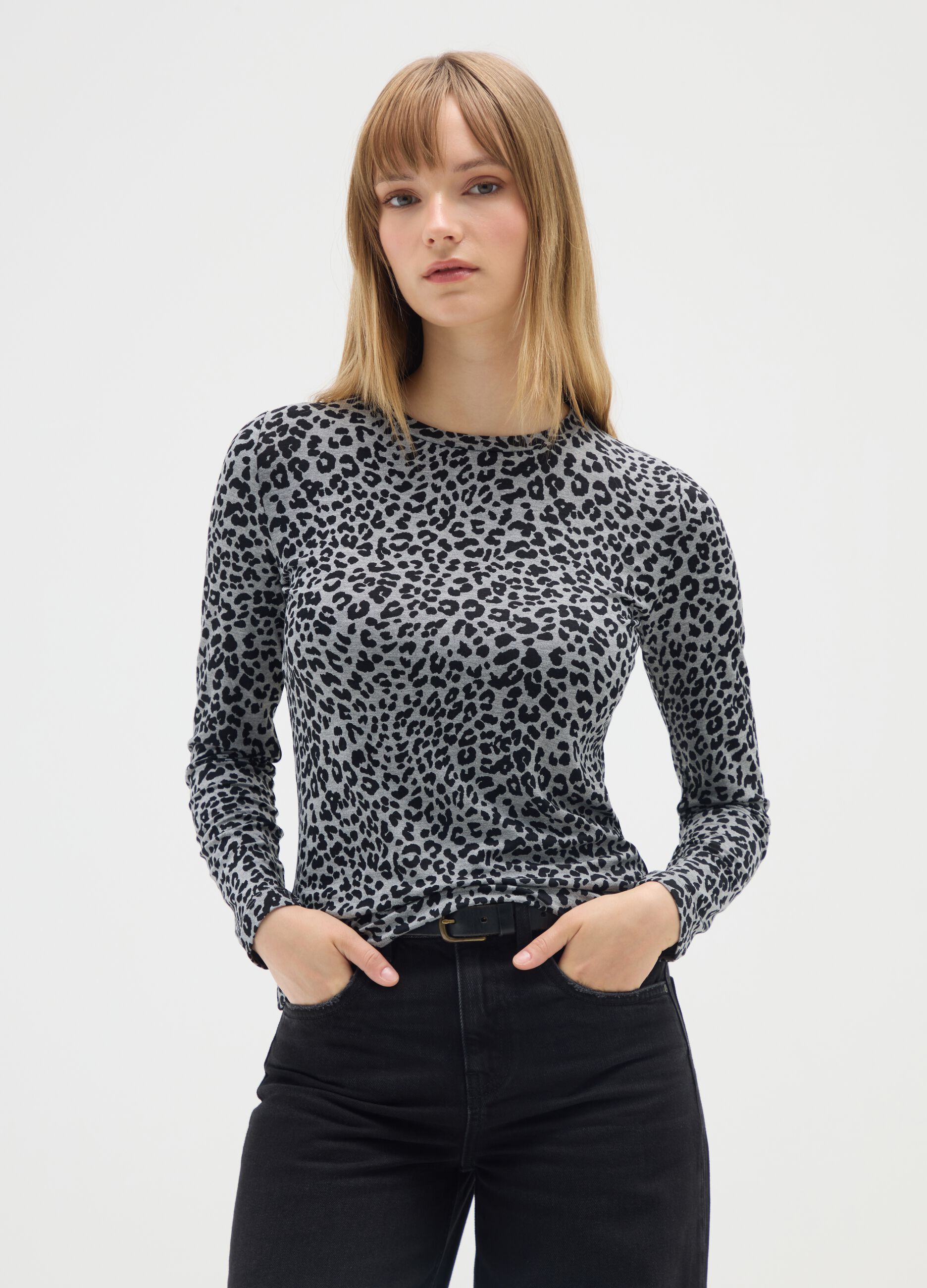 T-shirt grigia a maniche lunghe con stampa leopardata