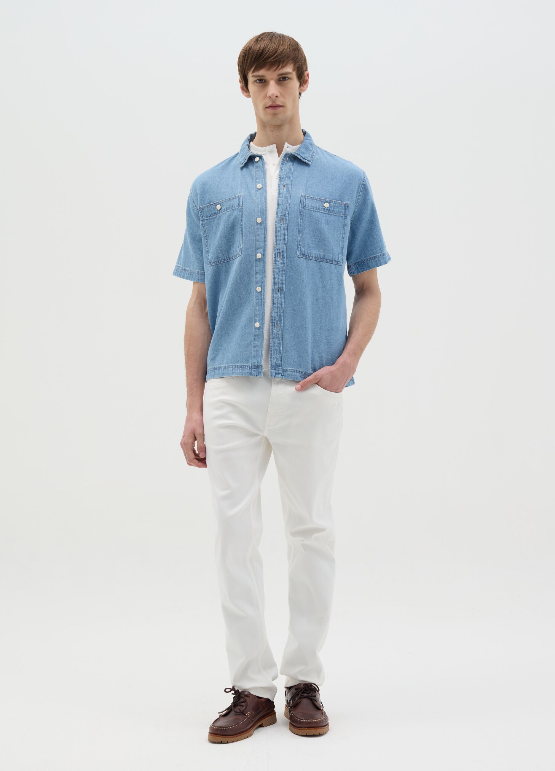 Short-sleeved shirt in denim with pockets