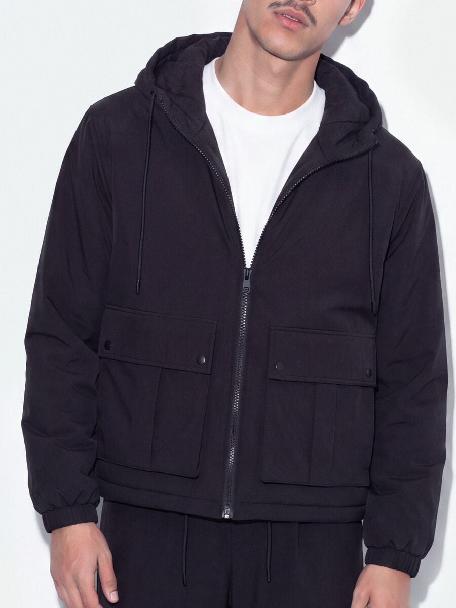 Giaccone nero imbottito con cappuccio e zip over fit_1