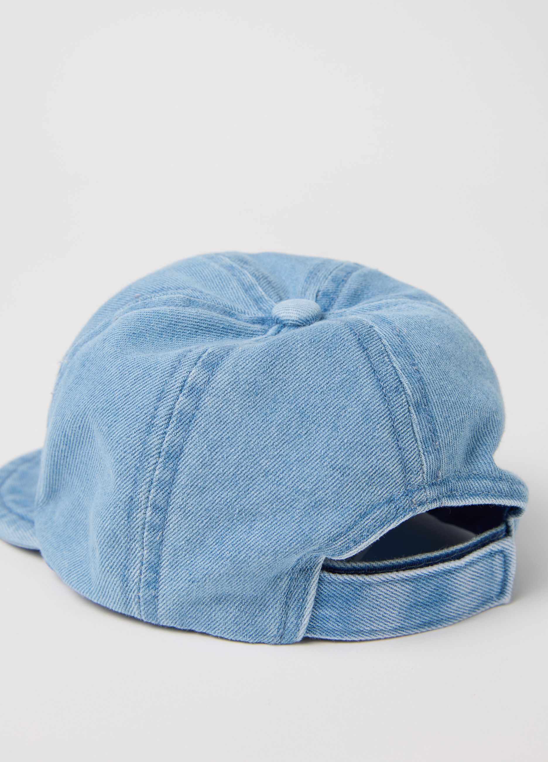 Babies’ light blue hat in 100% cotton with peak
