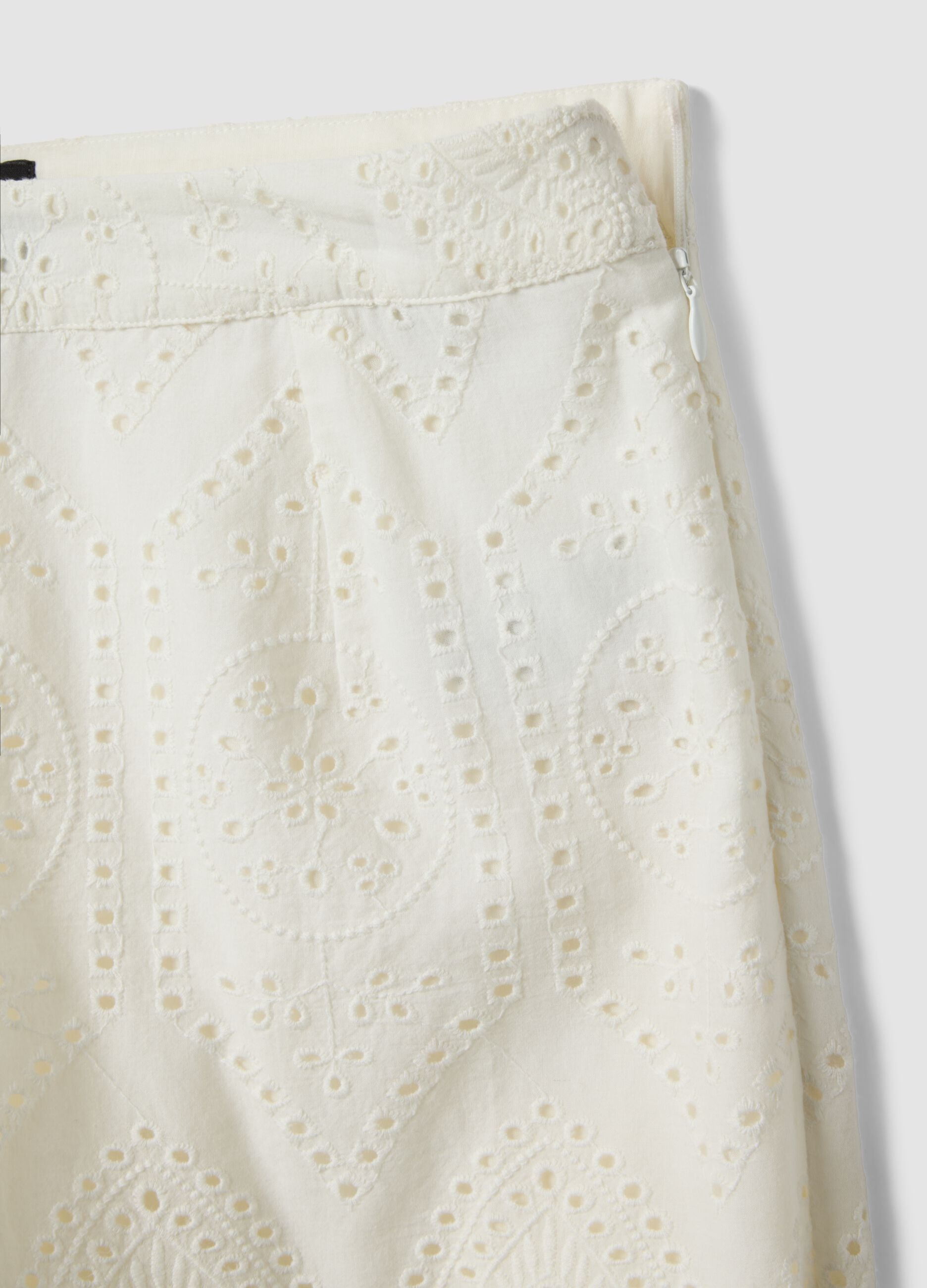 Shorts bianchi in puro cotone sangallo con fondo smerlato regular fit
