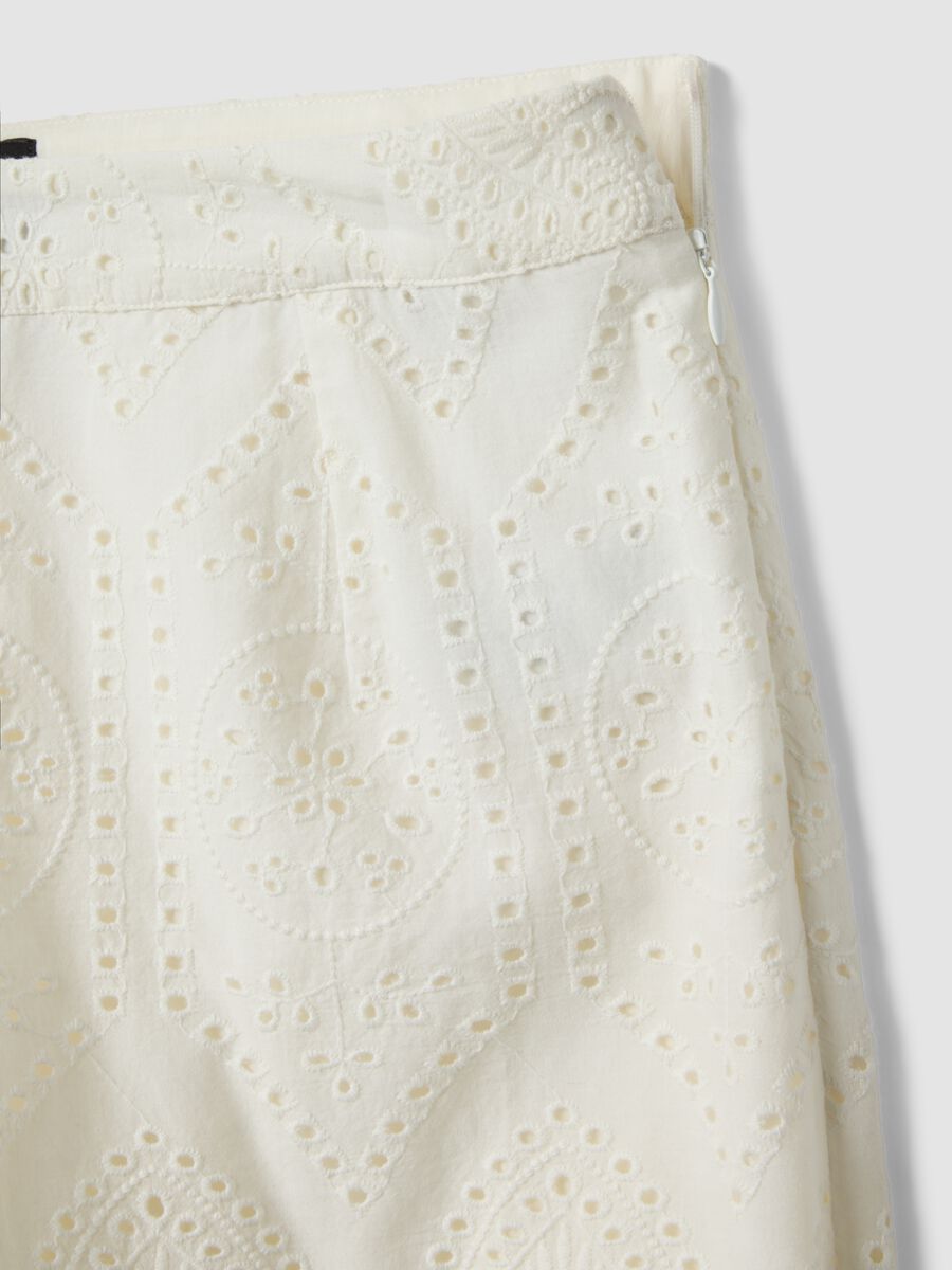 Shorts bianchi in puro cotone sangallo con fondo smerlato regular fit_5