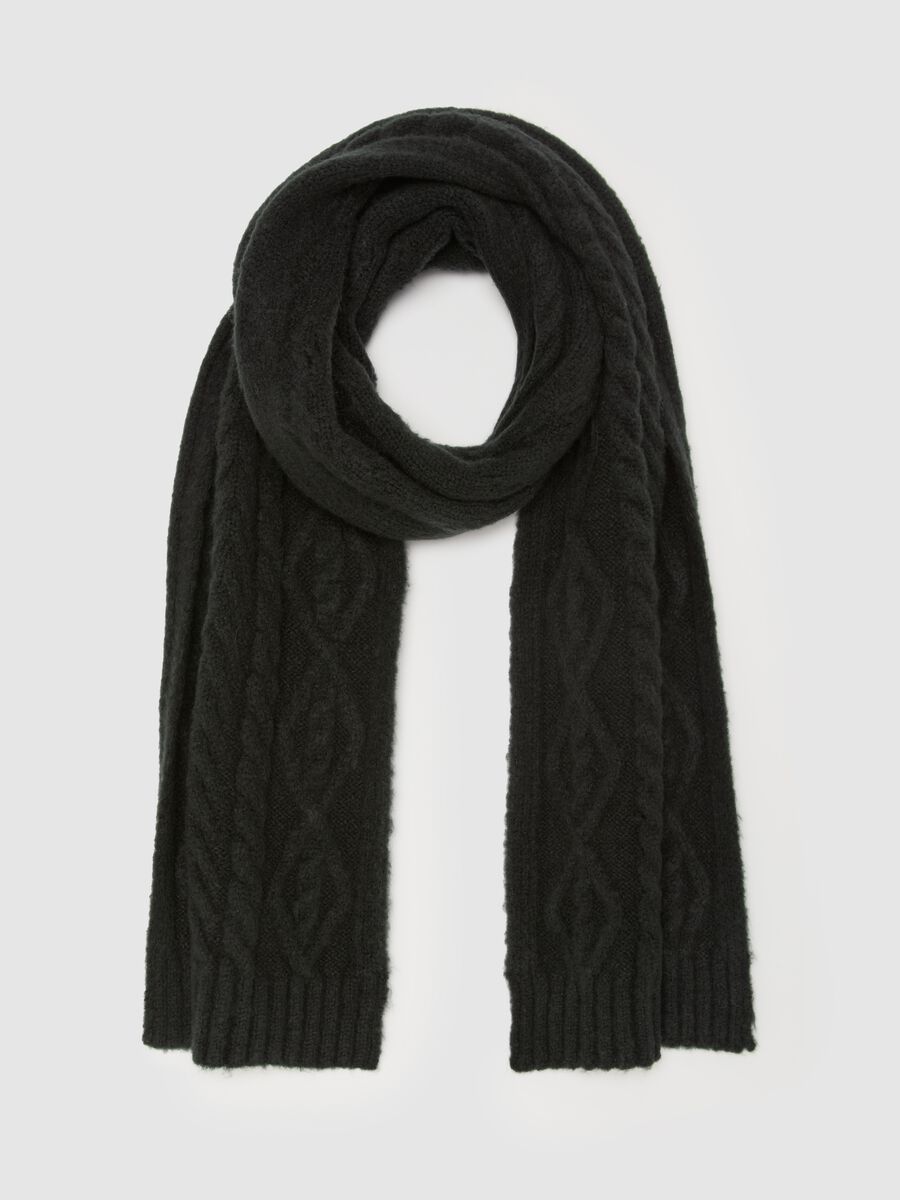 Cable-knit scarf with diamond motif_0
