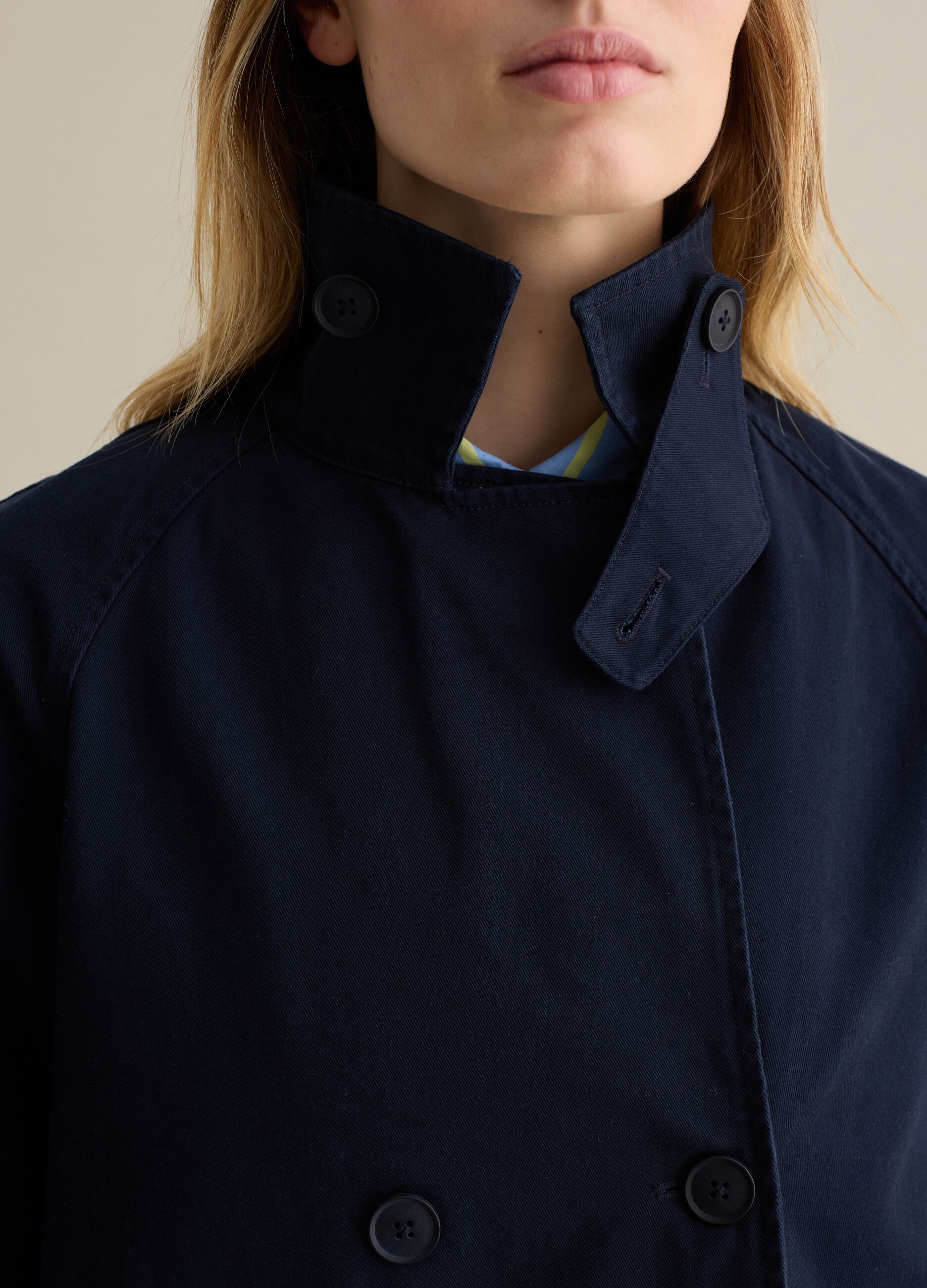 Short double-breasted trench coat in cotton