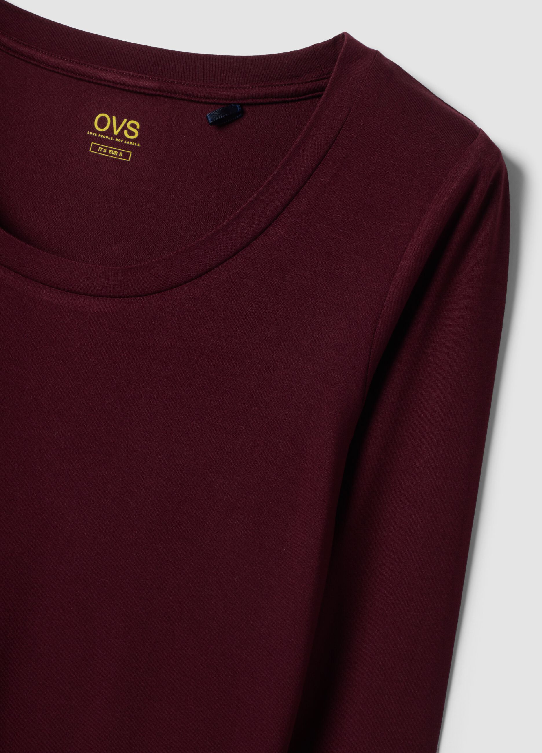 T-shirt viola in viscosa elasticizzata con girocollo slim fit
