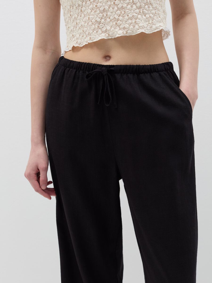 Relaxed-fit trousers in viscose and linen_2