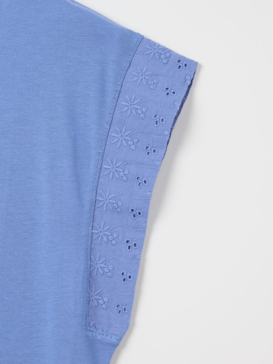 Blue pyjama top with short sleeves in broderie anglaise_5