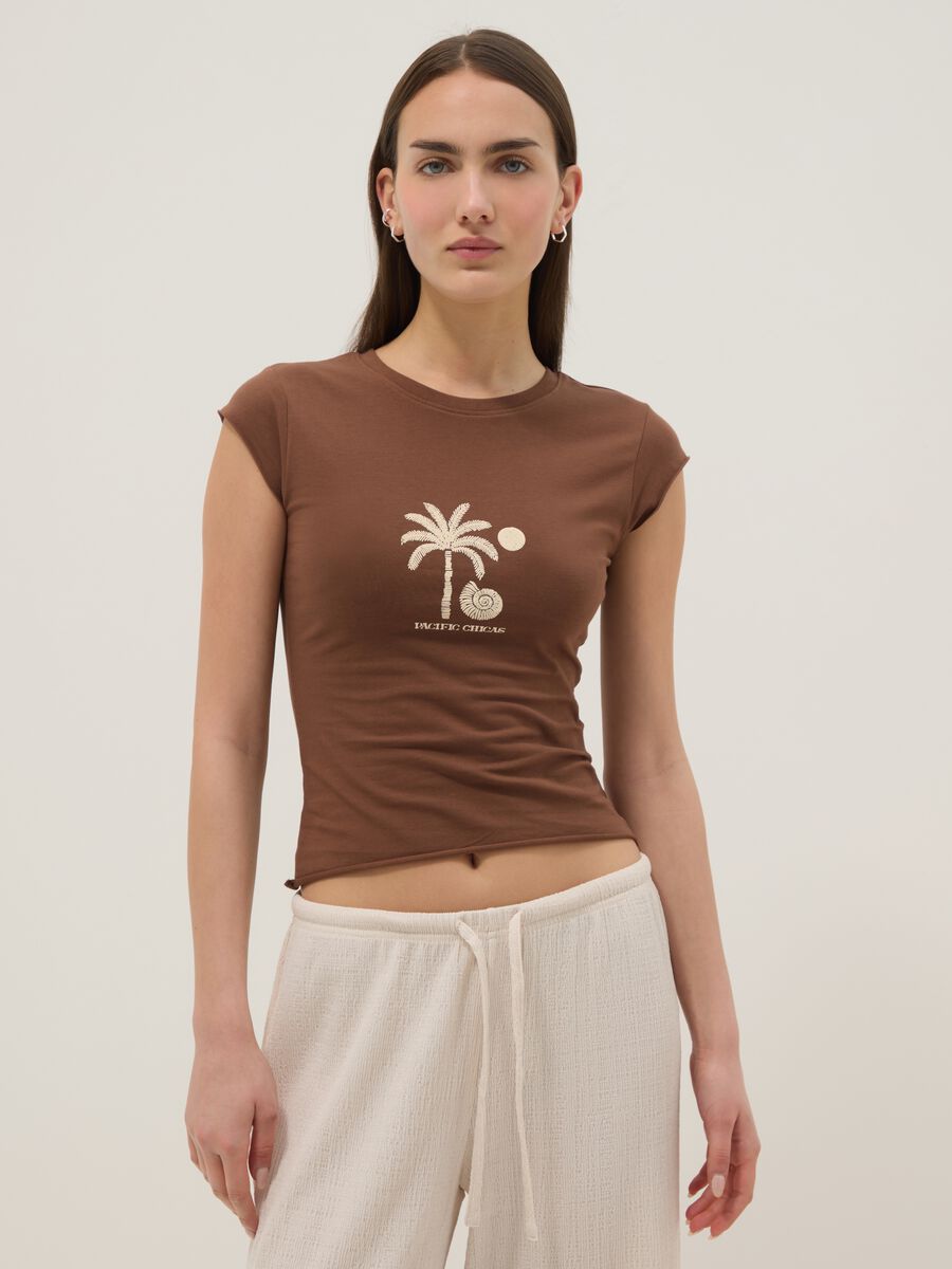T-shirt fitted in cotone elasticizzato marrone con stampa_1