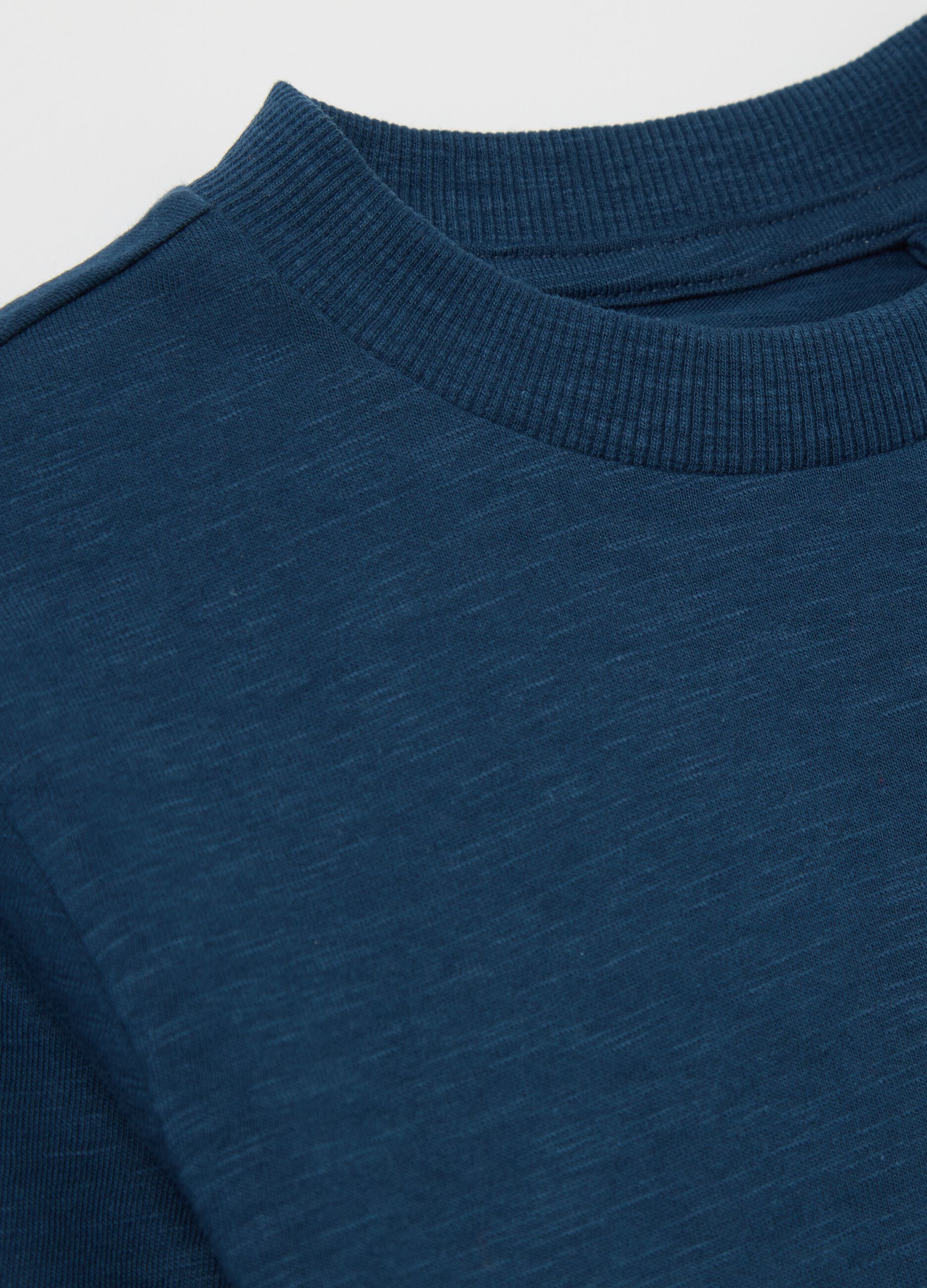 Blue T-shirt in organic cotton with pocket