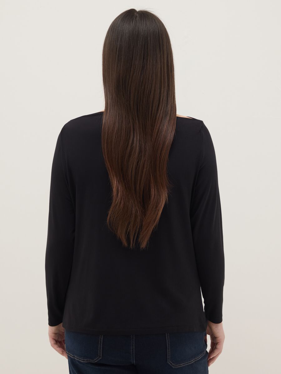 Maglia lunga in viscosa elasticizzata nera regular fit con collo a barca_3