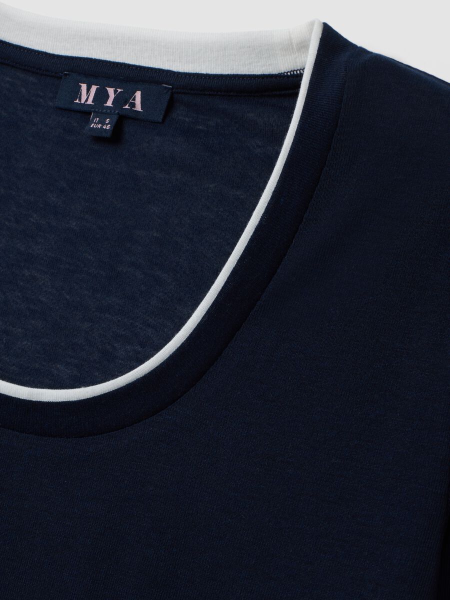 T-shirt blu in misto viscosa con girocollo a contrasto bianco regular fit_1