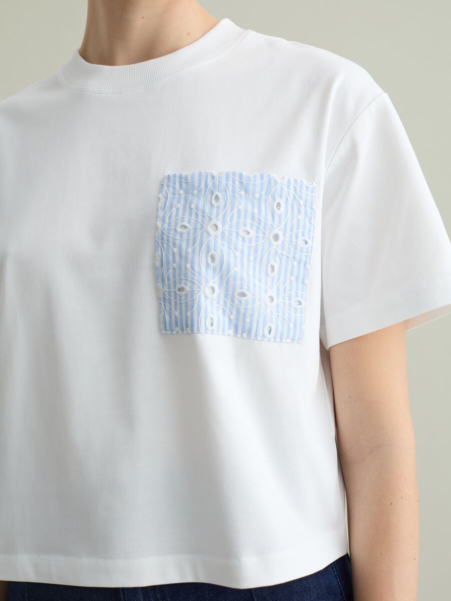 T-shirt with broderie anglaise pocket_2