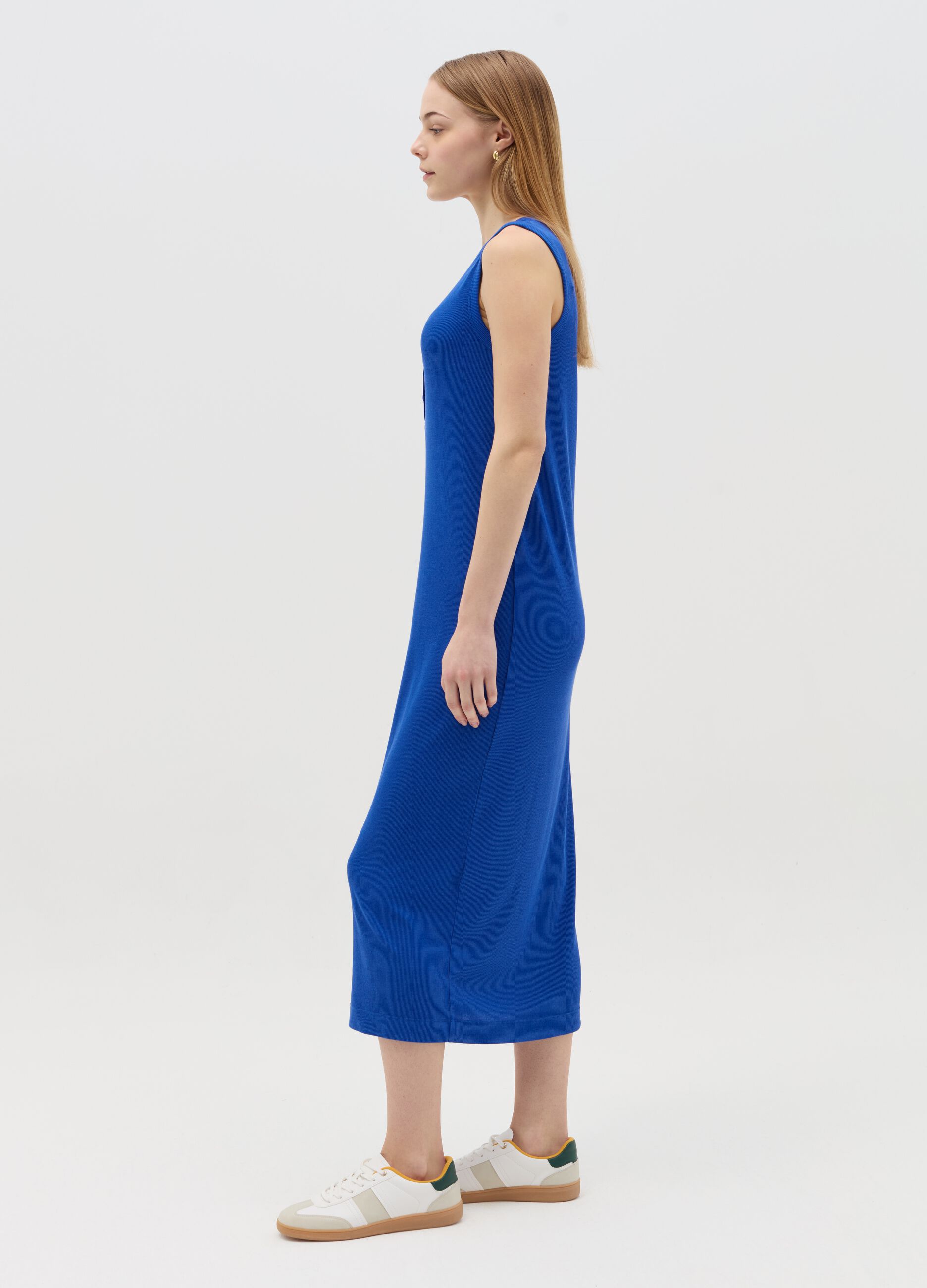 Long sleeveless maternity dress with ribbing