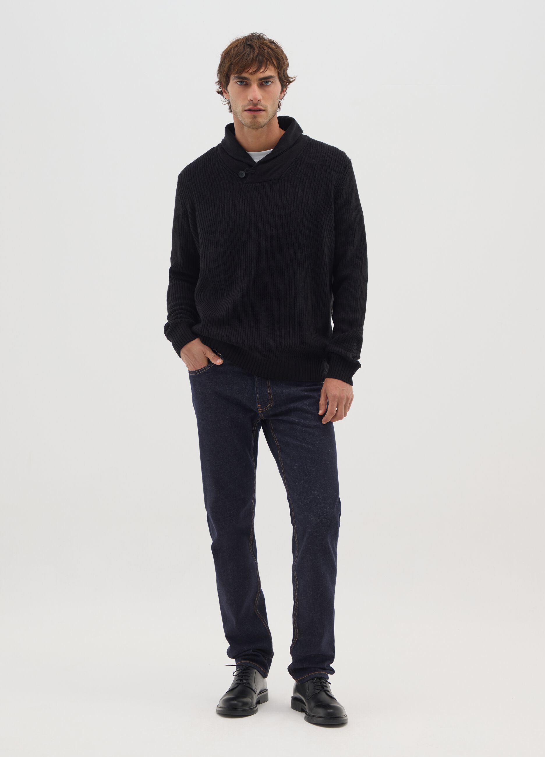 Maglione nero con collo a scialle regular fit