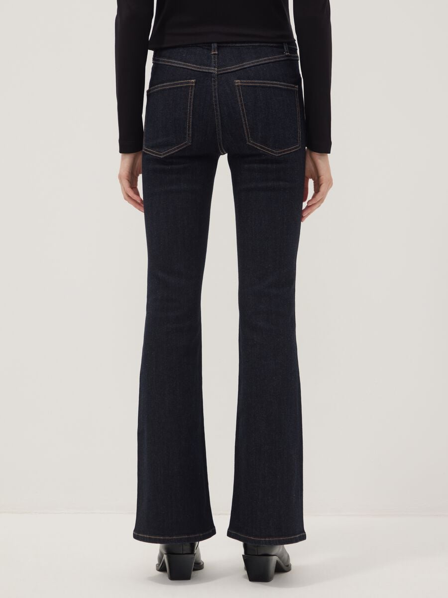 Jeans blu flare in cotone elasticizzato_3