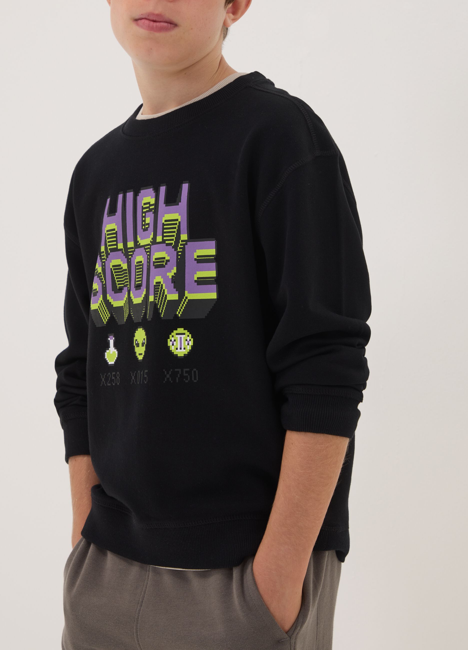 Black pure cotton sweatshirt with gaming print and crew neck