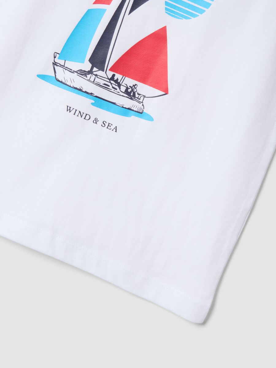 Canotta bianca in puro cotone da bambino con stampa barca a vela_3