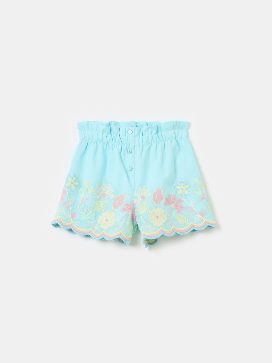 Shorts in cotone con ricamo floreale_0