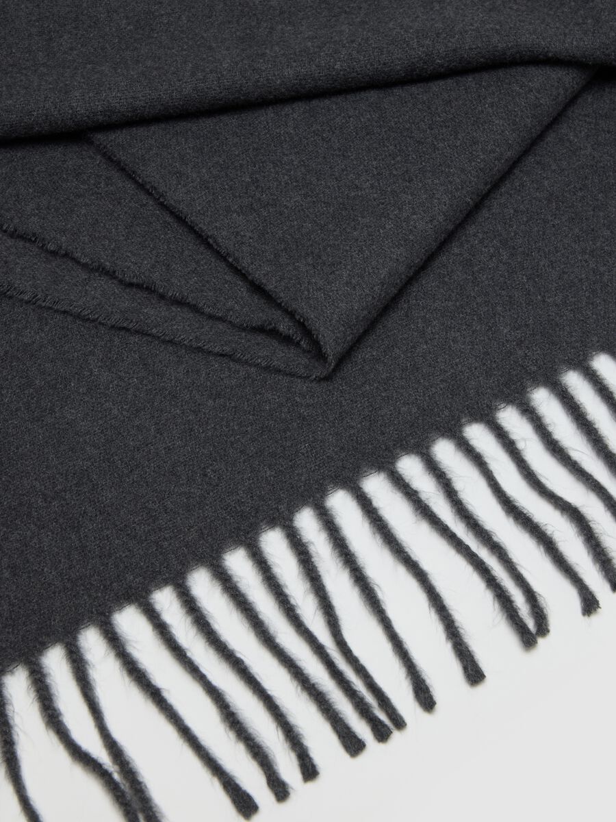 Grey scarf with fringes_2
