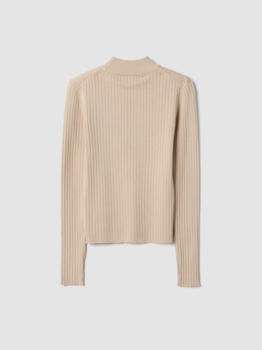 Maglia beige in misto viscosa a coste con collo rialzato_6