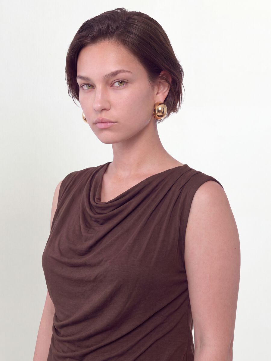 T-shirt marrone in viscosa elasticizzata con scollo drappeggiato_1