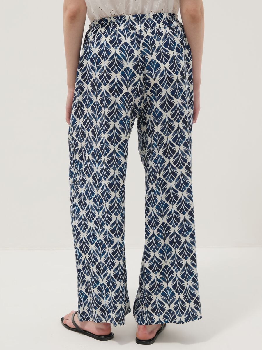 Pantaloni blu in pura viscosa a gamba ampia con fantasia regular fit_2