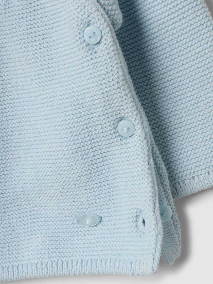 Cardigan azzurro in puro cotone organico lavorato a maglia per neonato_3
