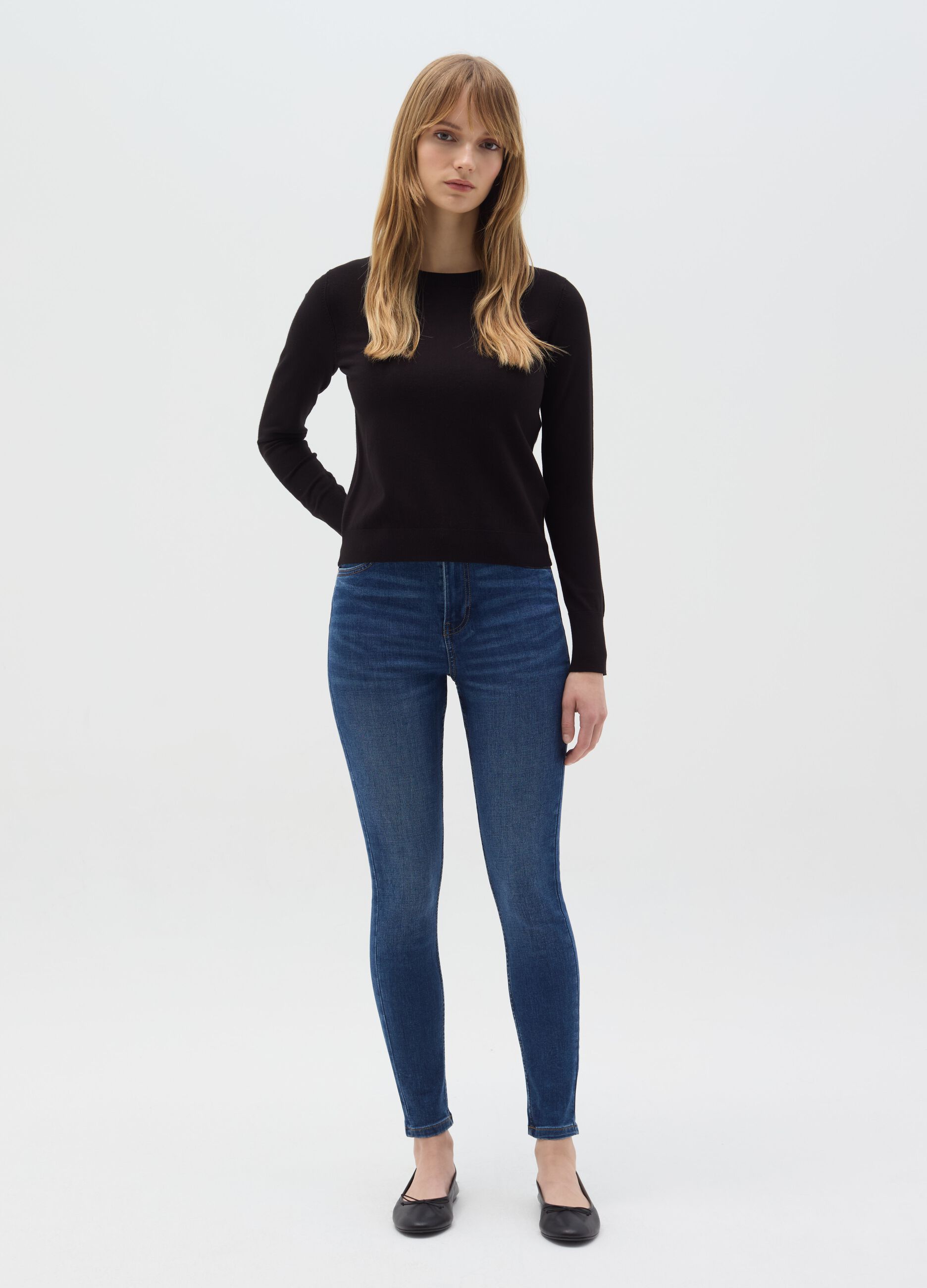 Top with round neck and long sleeves