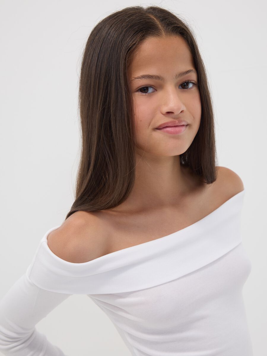T-shirt bianca in cotone elasticizzato con scollo a barchetta slim fit_2