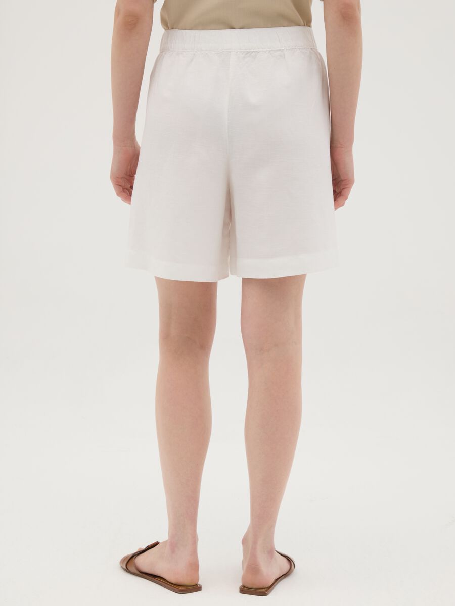 Women's white linen-blend shorts regular fit_3