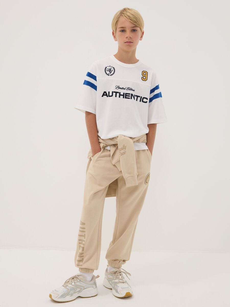 Jogger beige in puro cotone con stampa comfort fit per ragazzo_0