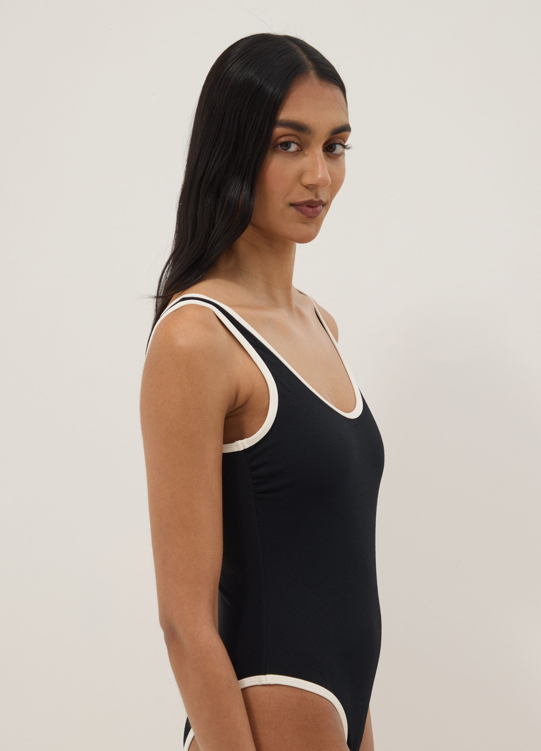 Costume da mare intero in tessuto elasticizzato nero con bordi bianchi