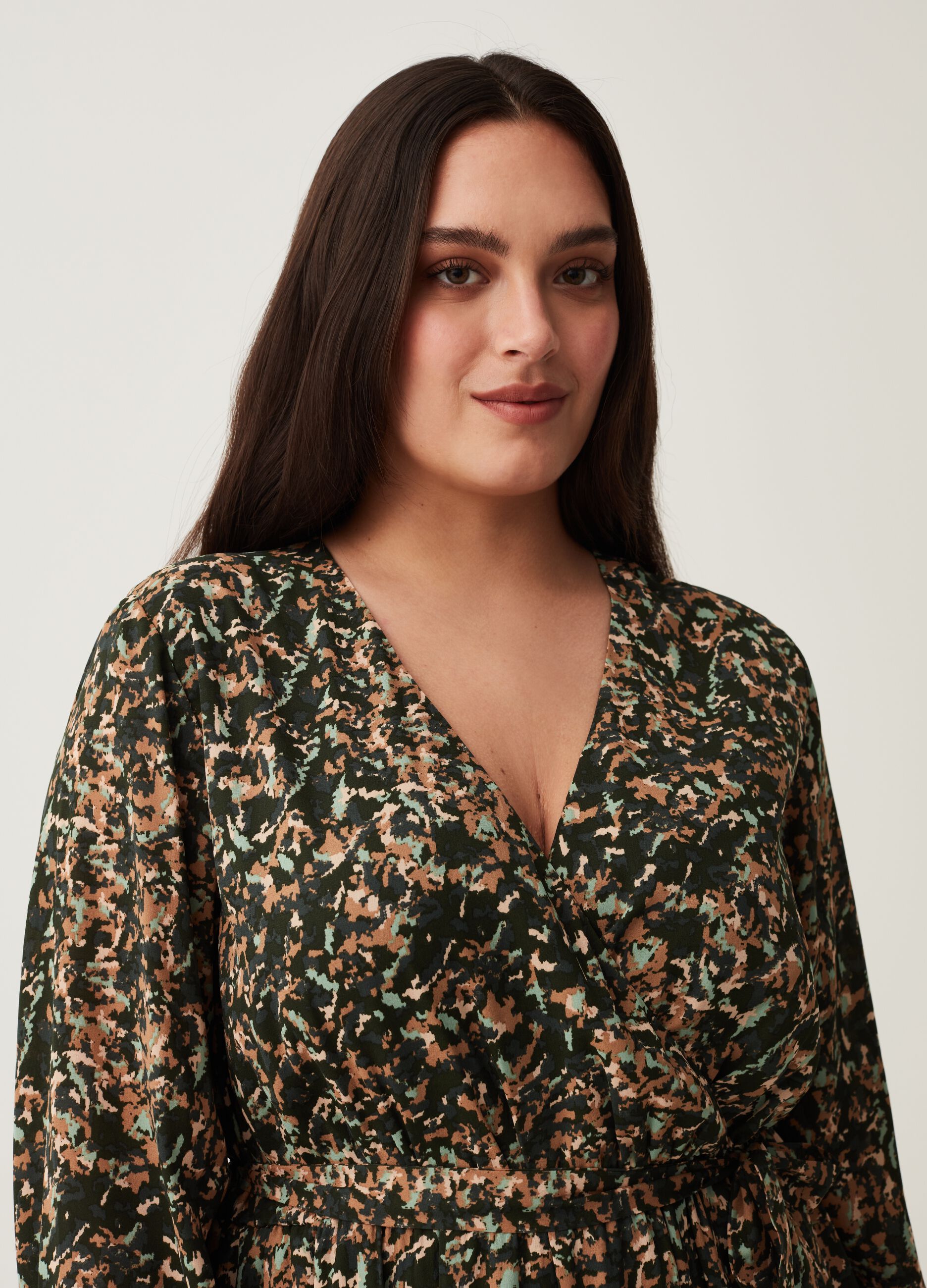 Abito corto camouflage con cintura Curvy