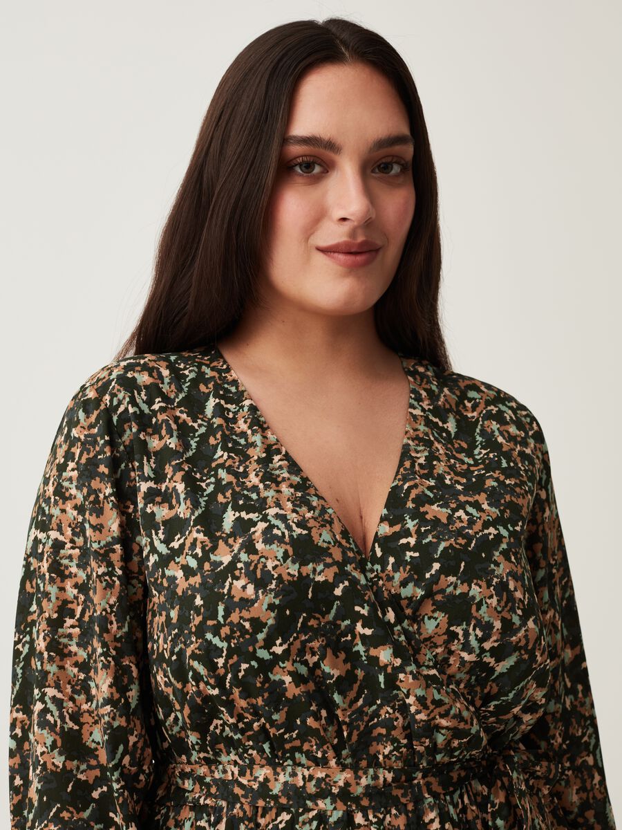 Abito corto camouflage con cintura Curvy_1