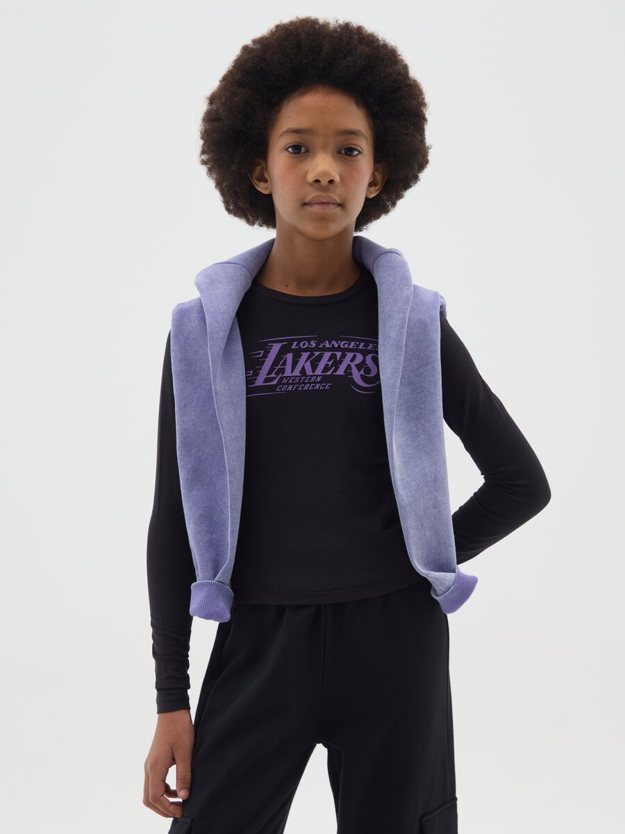 T-shirt nera da ragazza in misto cotone slim fit con stampa Lakers_0