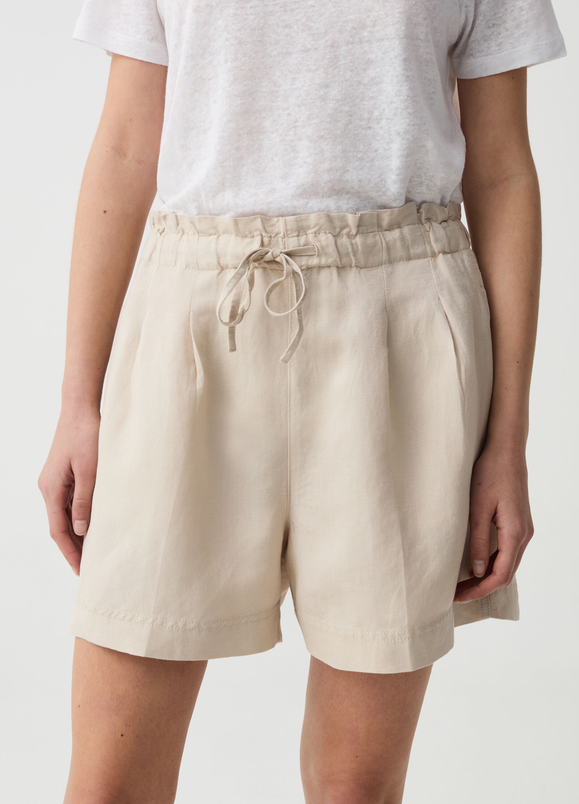 Shorts in lino e viscosa con pinces