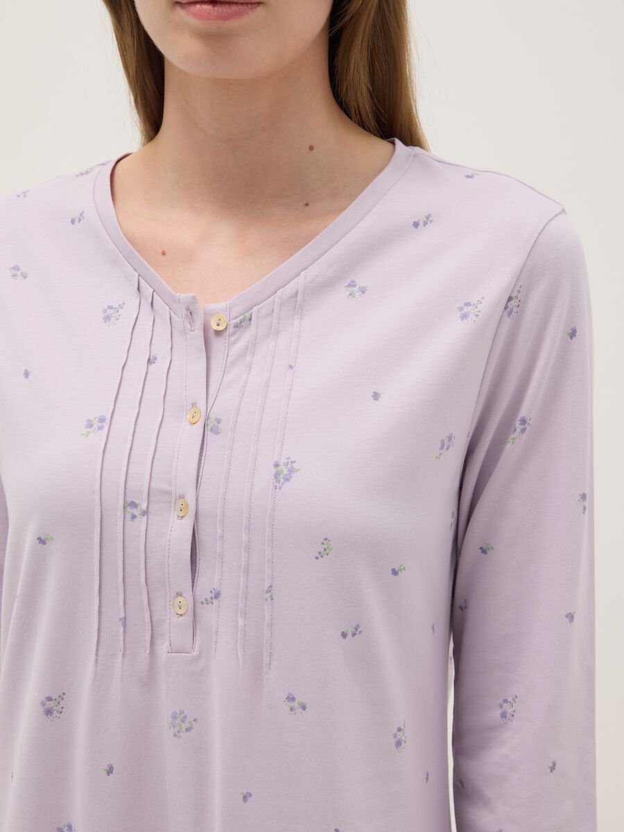 Purple pure cotton nightdress with serafino collar and floral pattern_3