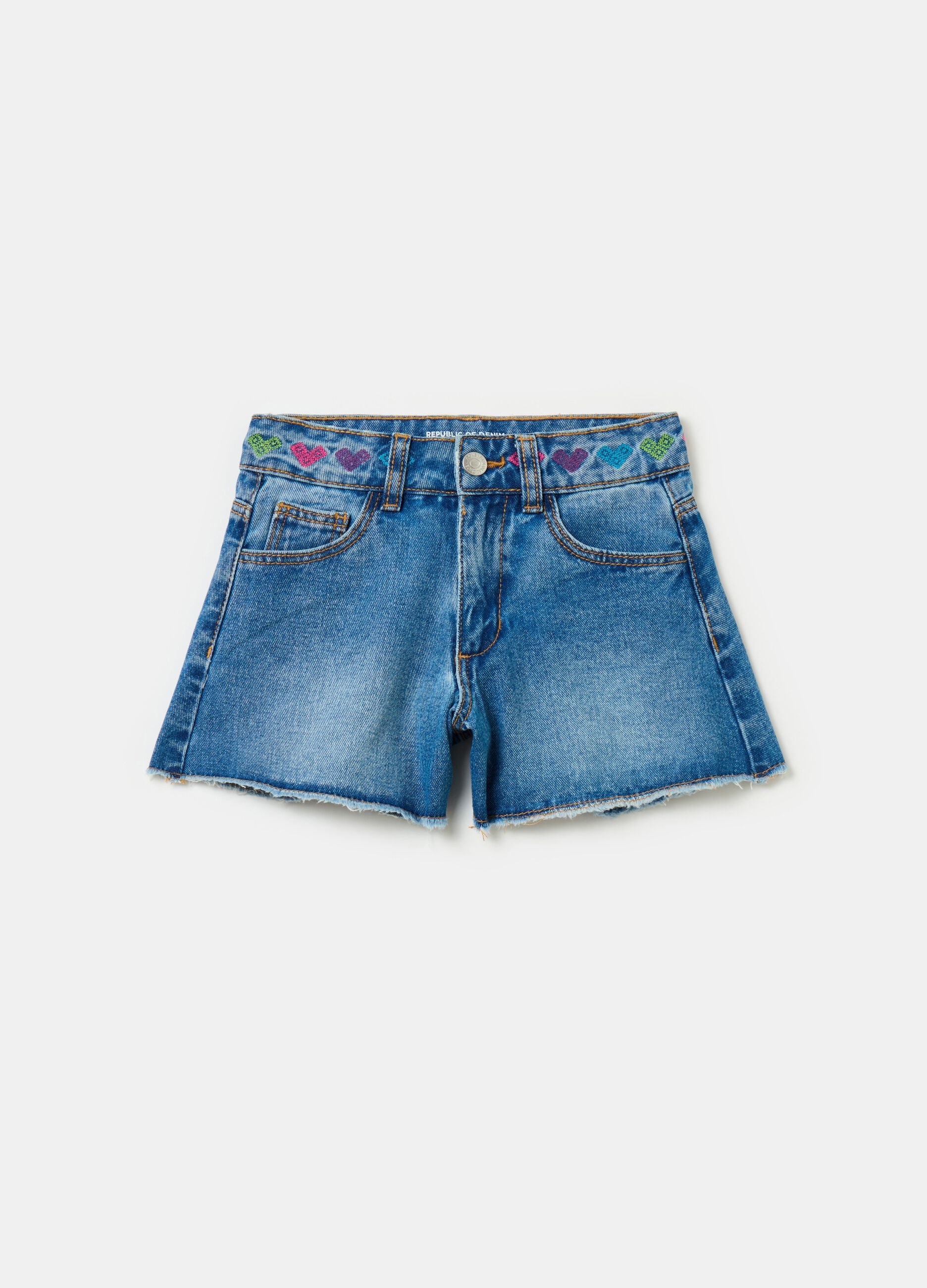 Shorts in denim con ricamo cuori