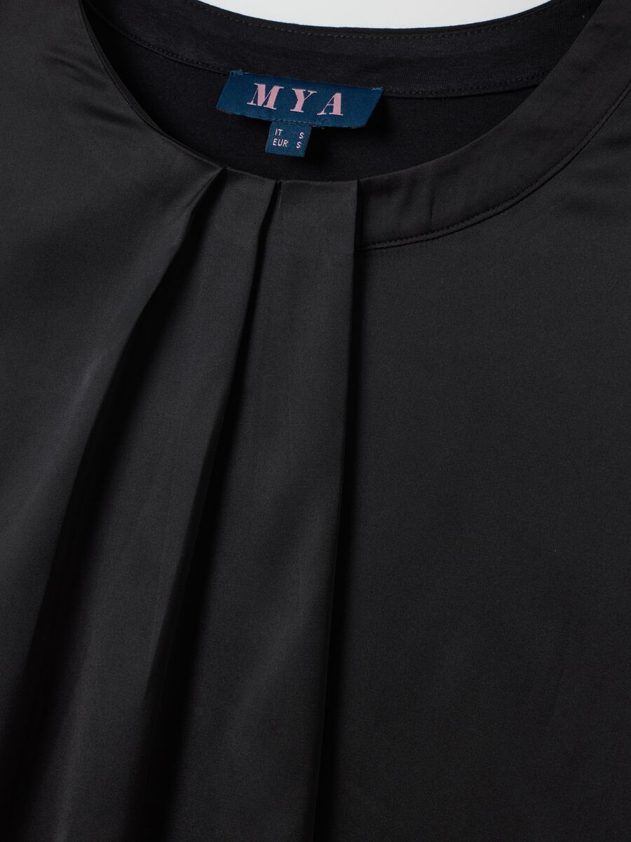 Black regular fit top with pleat_5