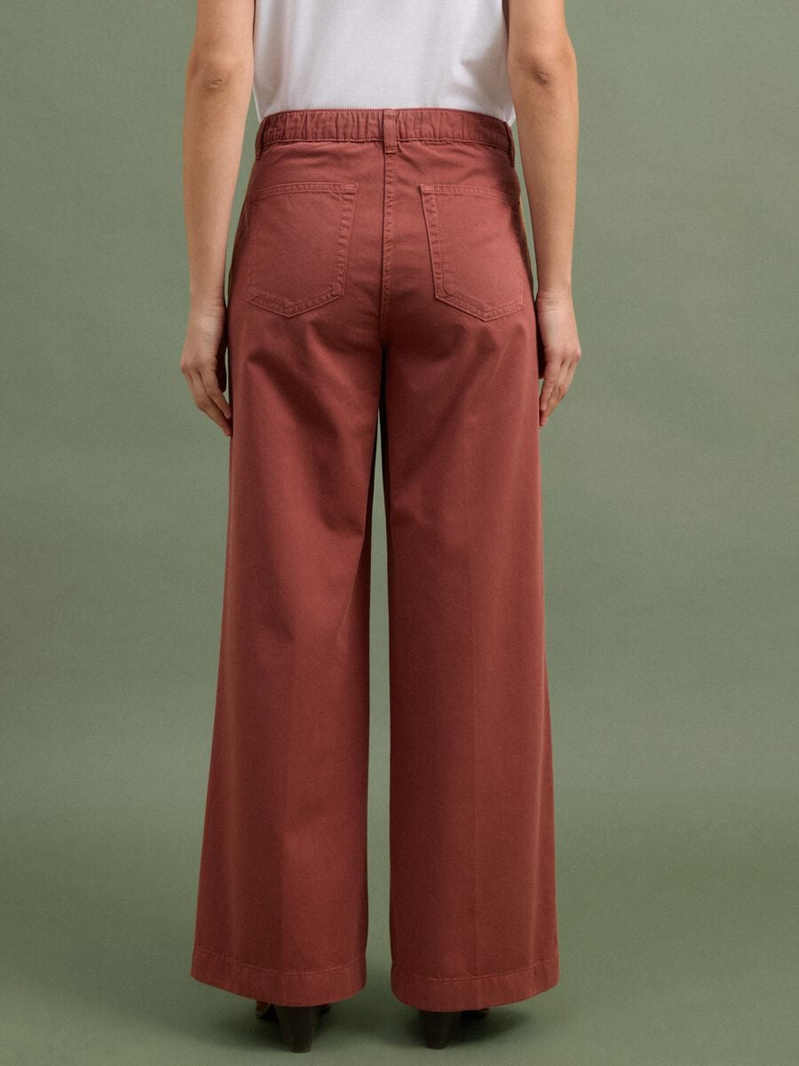Pantaloni chino rossi wide leg in puro cotone con bande a contrasto_2