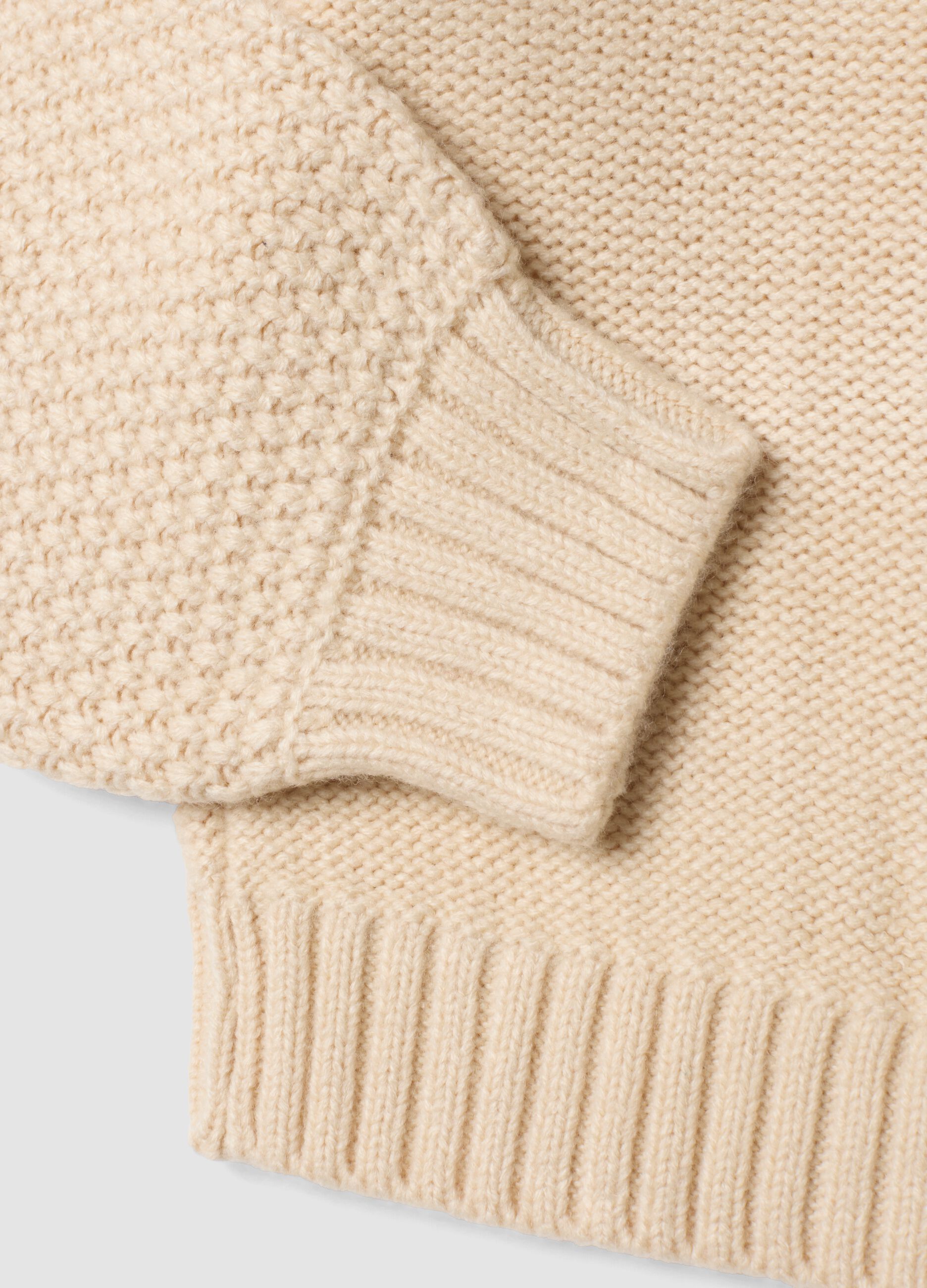 Cardigan beige in maglia con scollo profondo a V