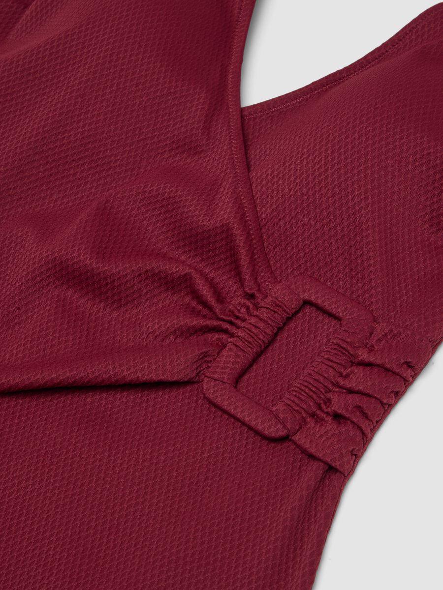 Costume da bagno in tessuto elasticizzato rosso con fibbia laterale_5