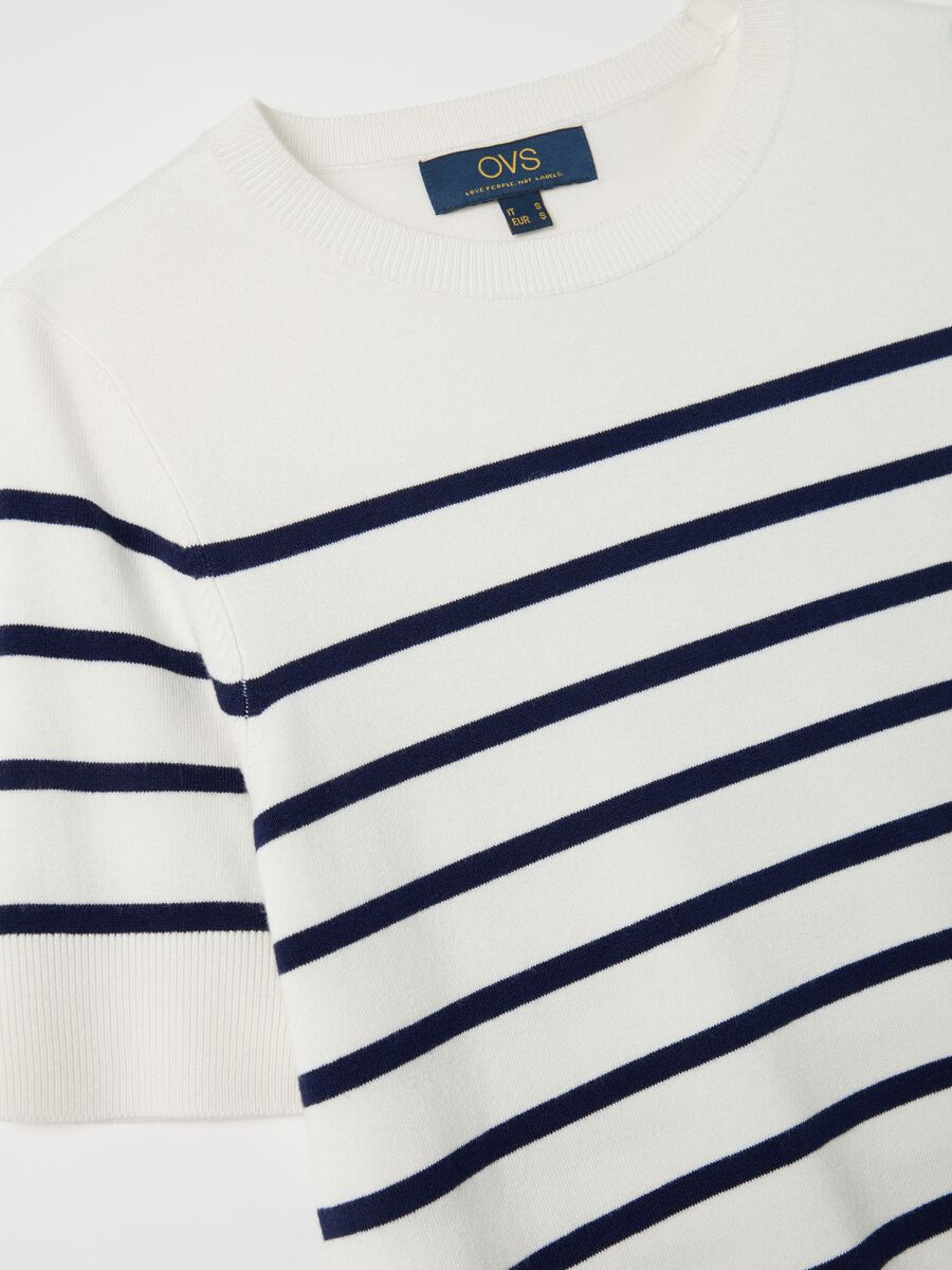 Short-sleeved top with striped design_5