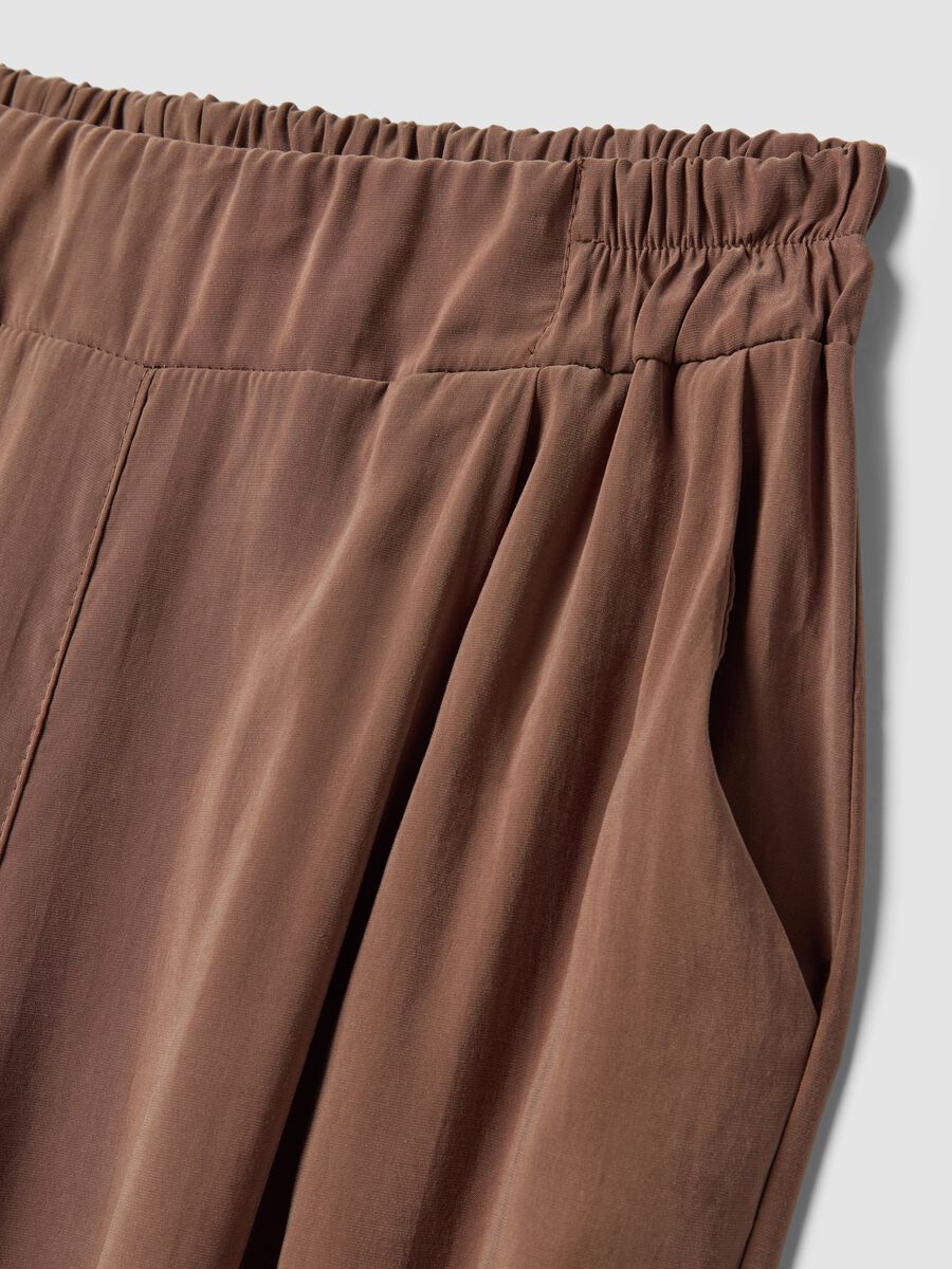 Pantaloni marroni in misto viscosa con fondo elasticizzato regular fit_5