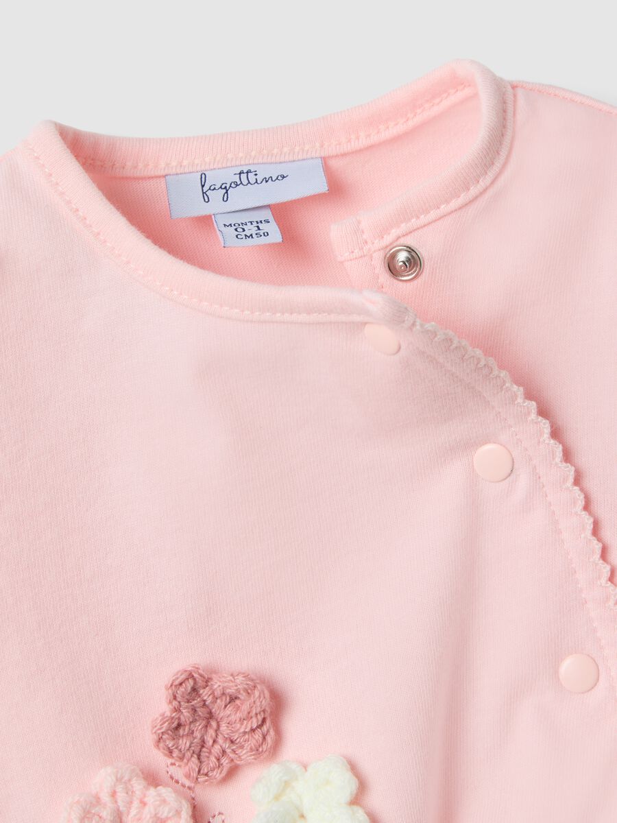 Tutina in puro cotone rosa da neonata con chiusura a scatto e ricami_2