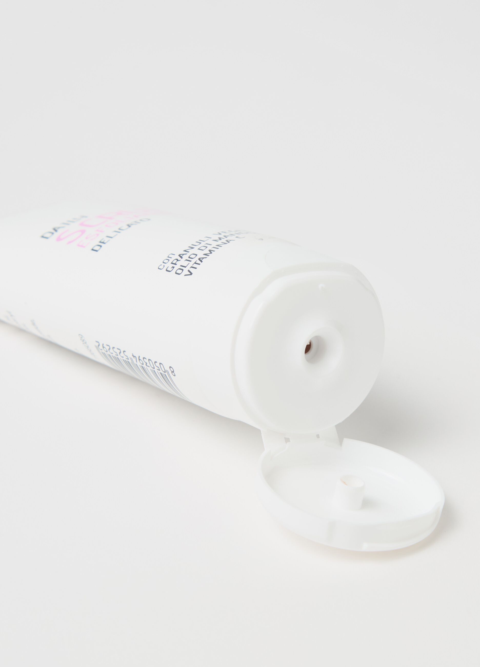Delicate daily exfoliating face scrub