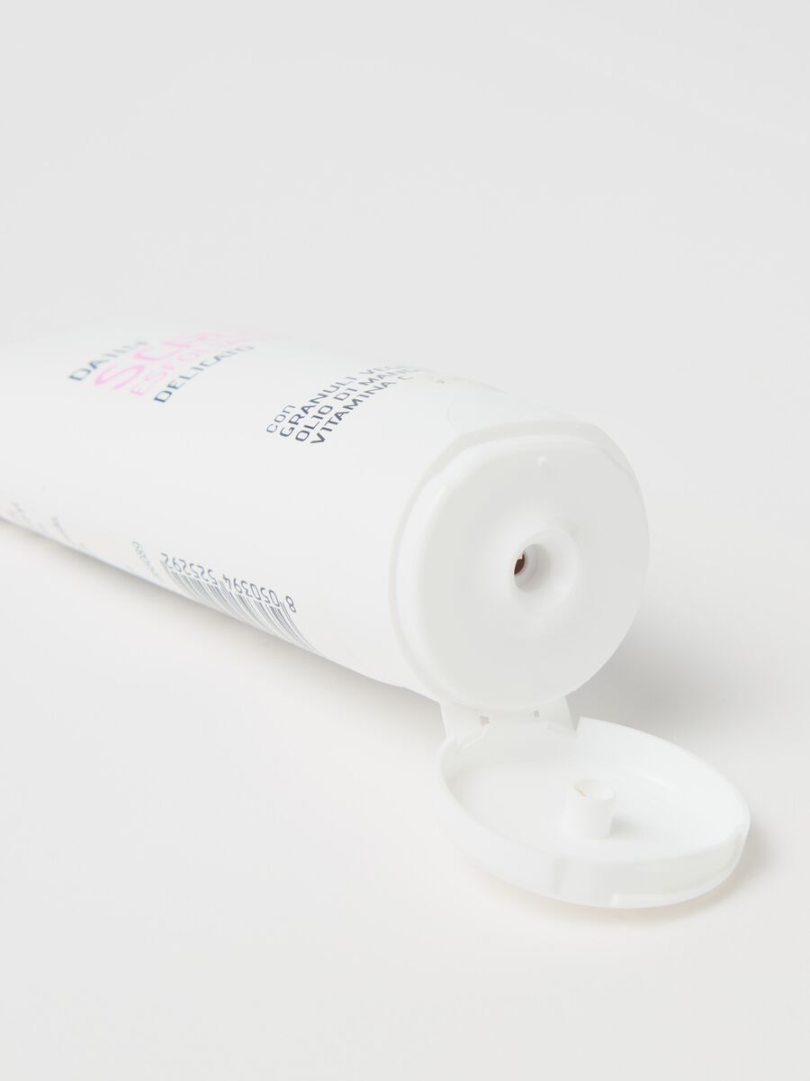 Delicate daily exfoliating face scrub_2