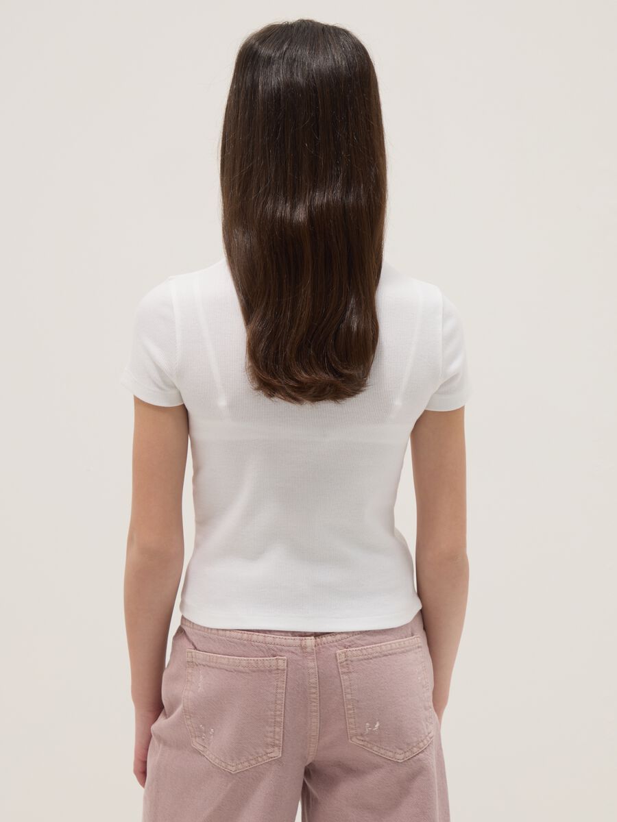 T-shirt fitted in cotone elasticizzato bianca da ragazza con frase_1