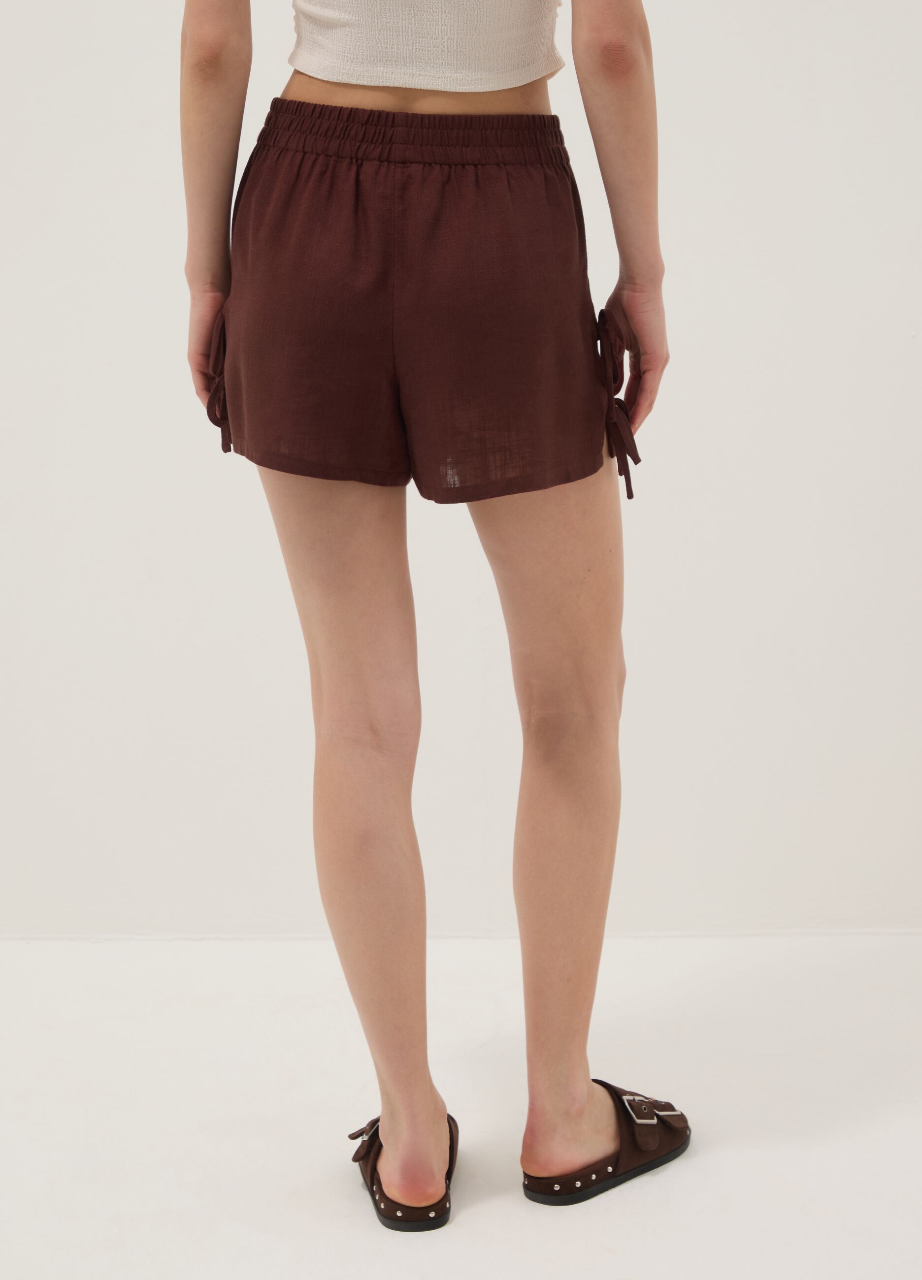 Brown viscose-linen blend shorts with elasticated waist, regular fit