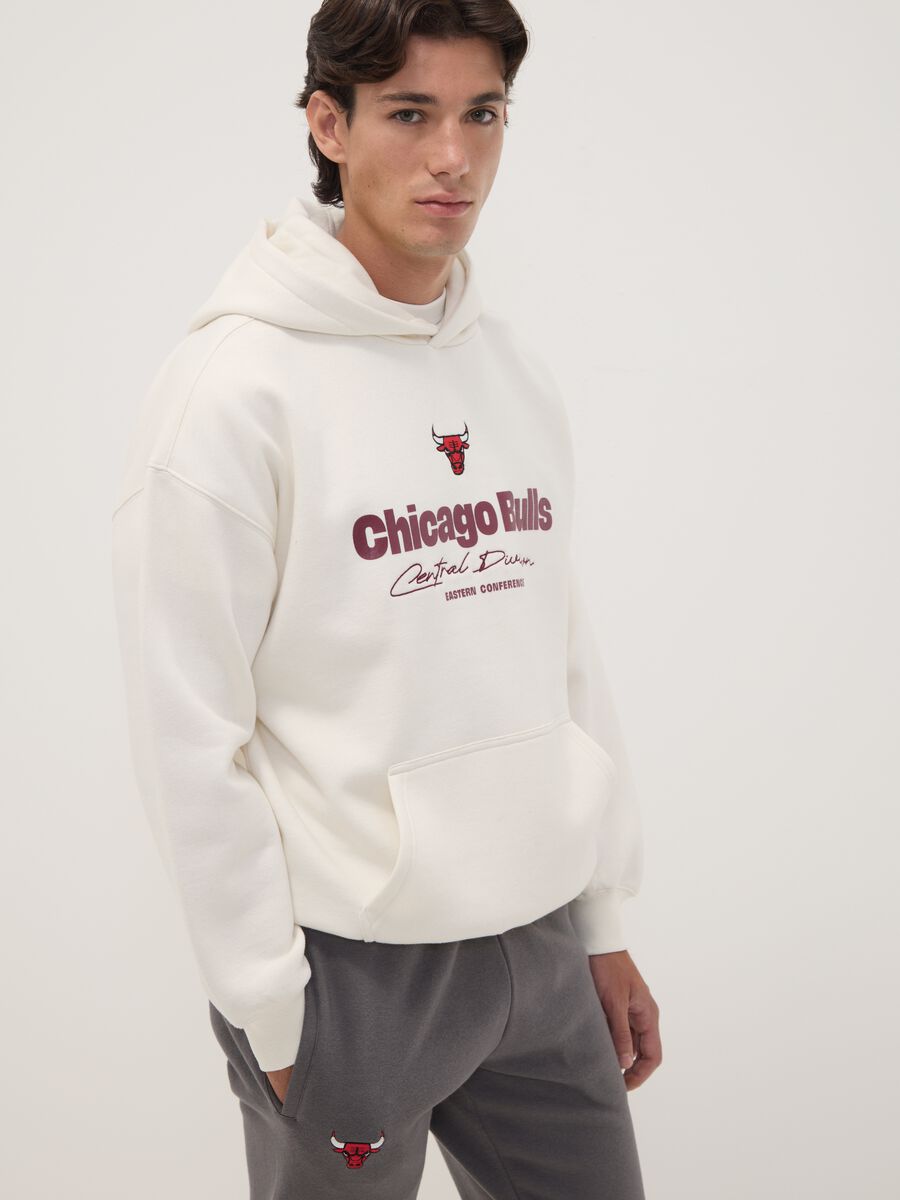 White cotton-blend hoodie with Chicago Bulls print_1